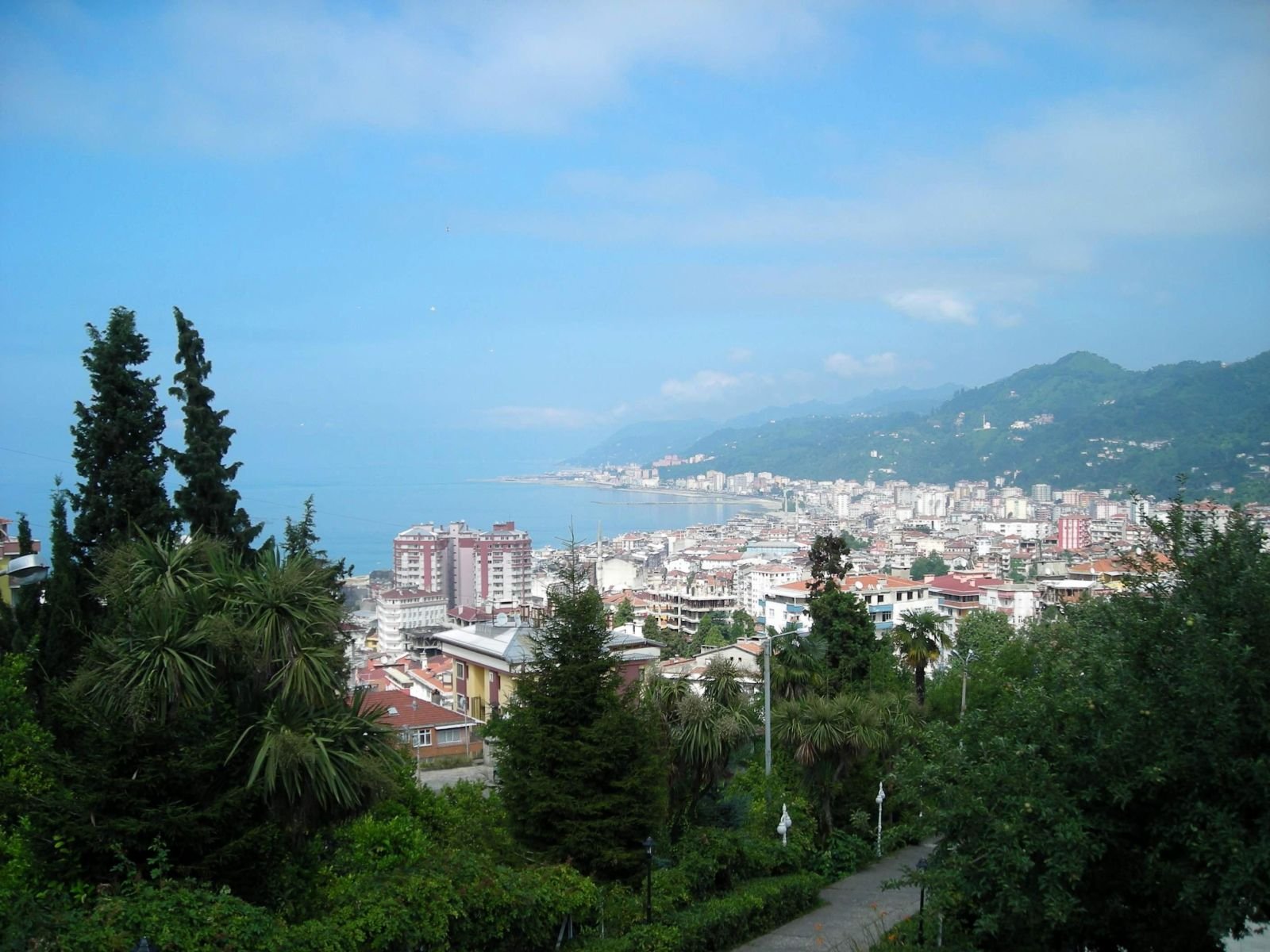 Karadeniz kıyısı ve balıkçı teknesi
